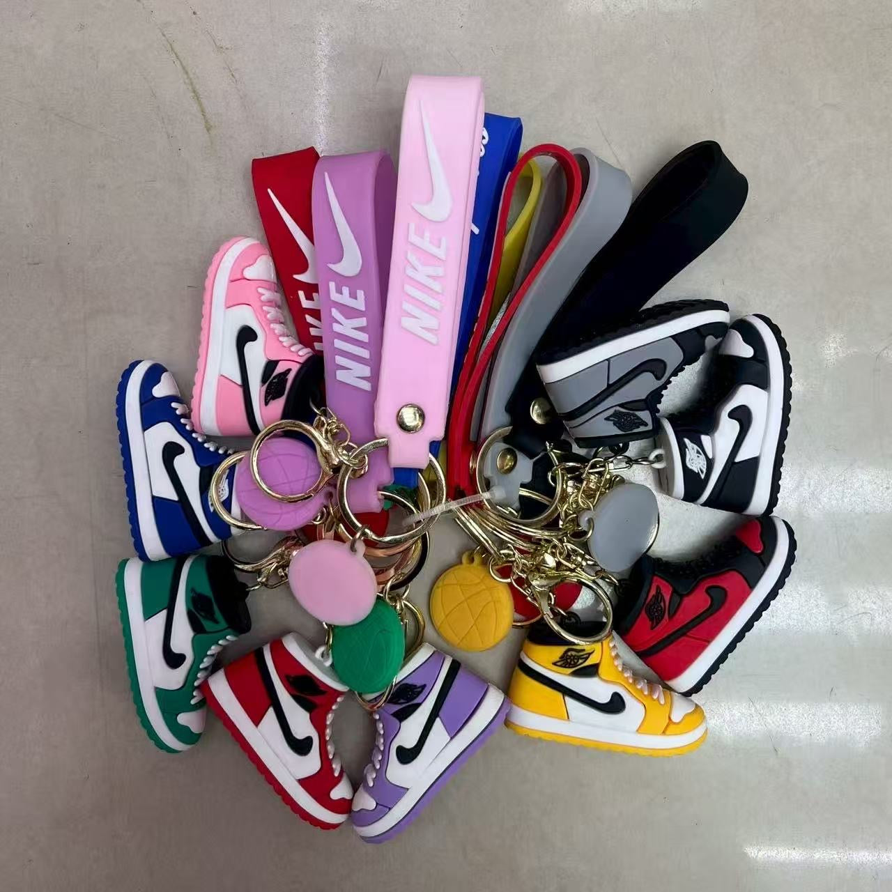 BRELOK DO KLUCZY BUTY NK