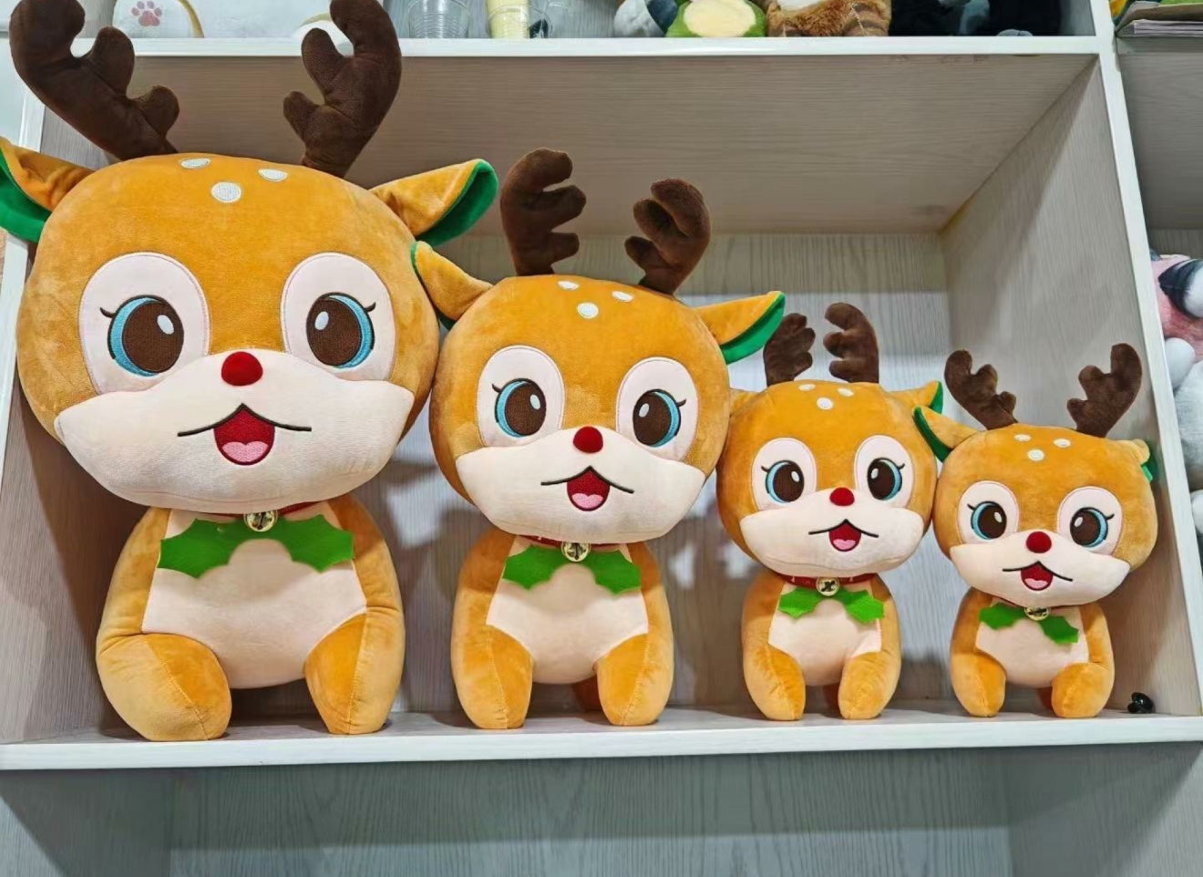 MASKOTKA RENIFER 25 CM