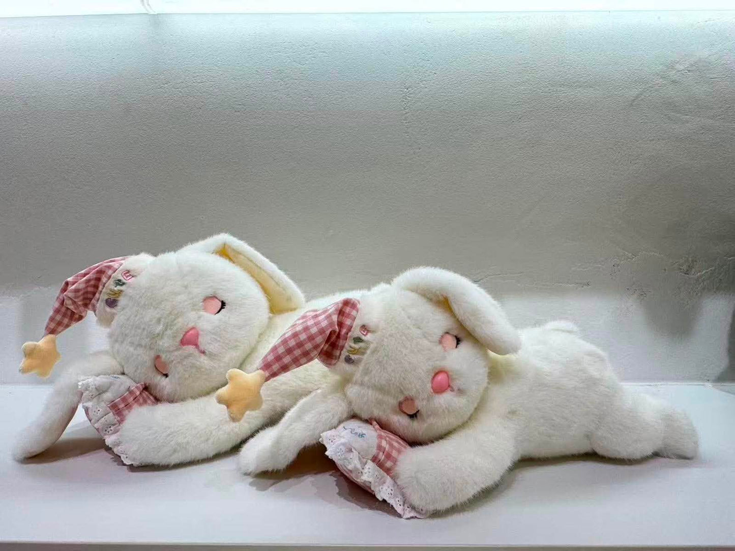 MASKOTKA KRÓLICZEK BIAŁY W CZERWONĄ KRATKĘ 40 CM