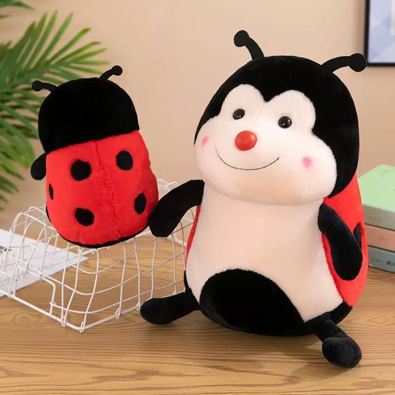 MASKOTA BIEDRONKA 23CM